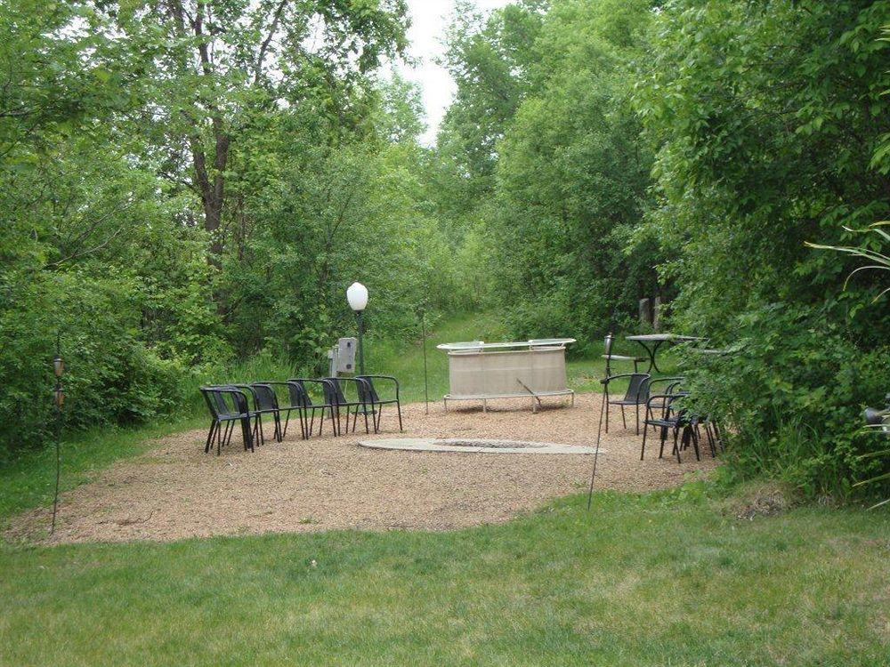 Отель Oak Ridge Chaska Экстерьер фото