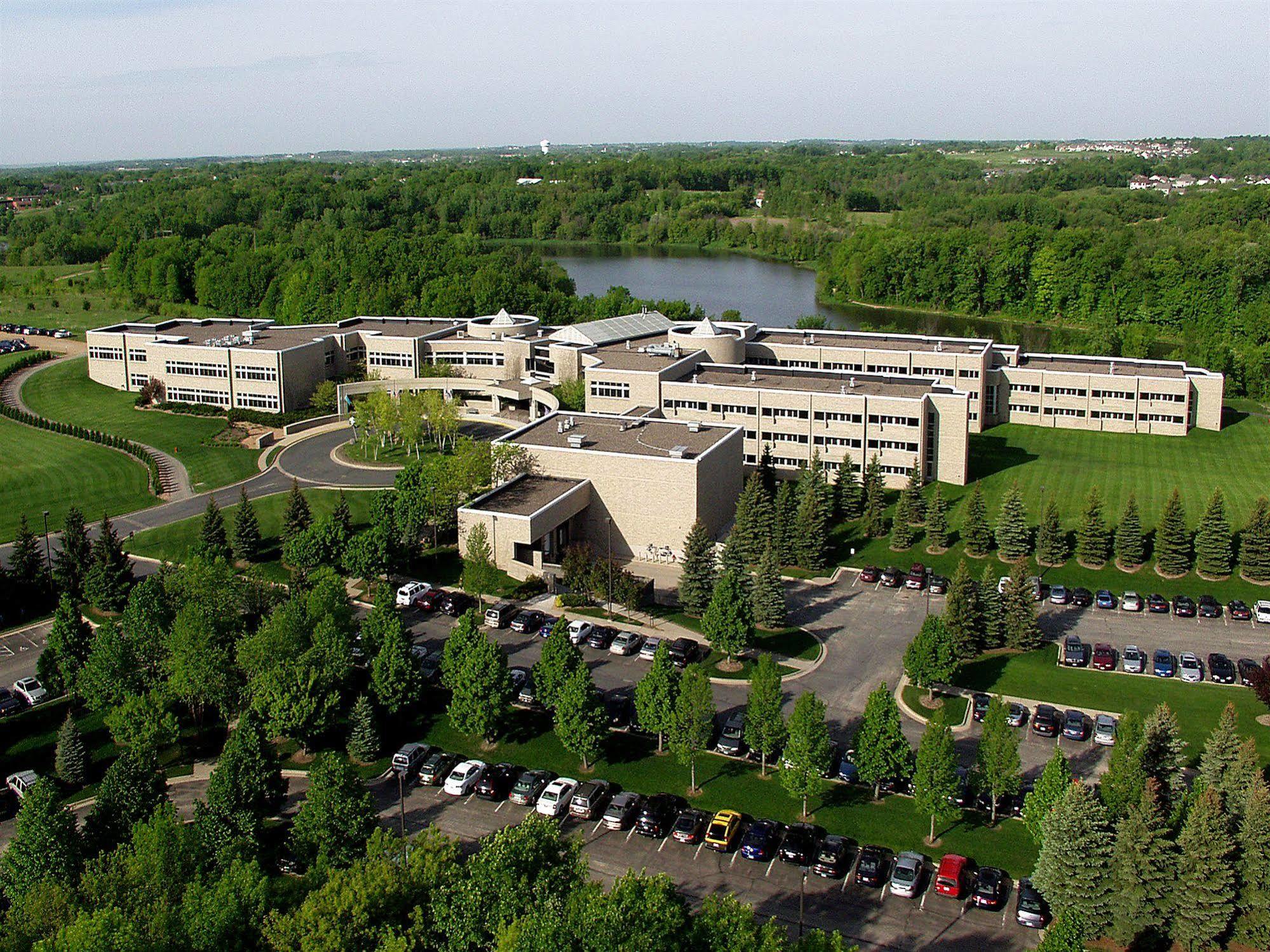 Отель Oak Ridge Chaska Экстерьер фото