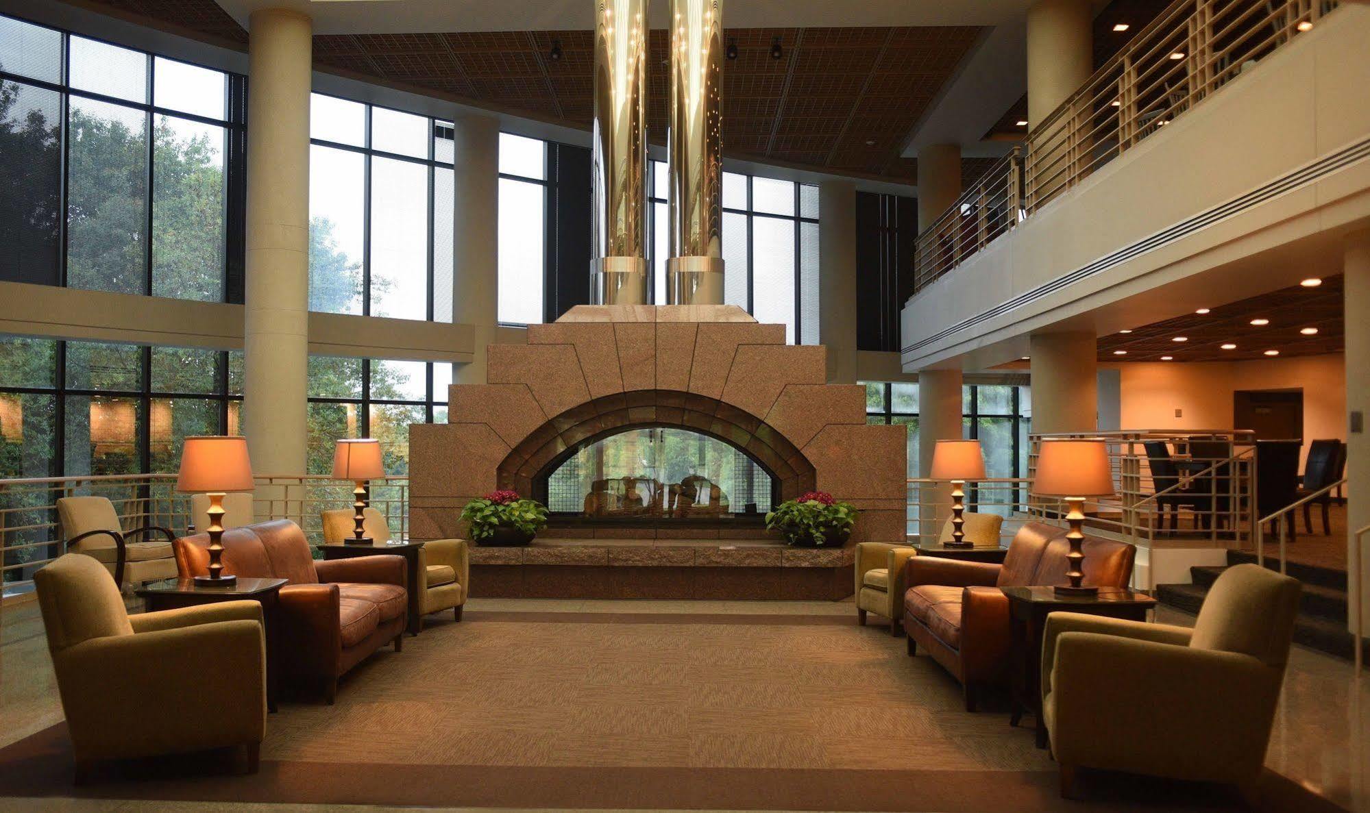 Отель Oak Ridge Chaska Экстерьер фото